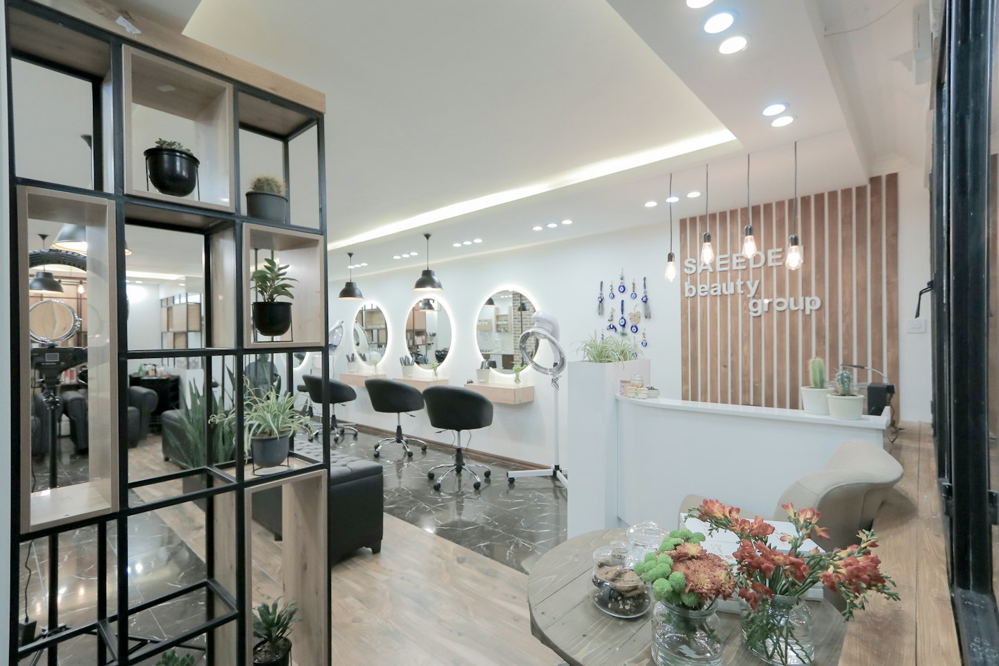Modern salong med stylingstationer och reception.